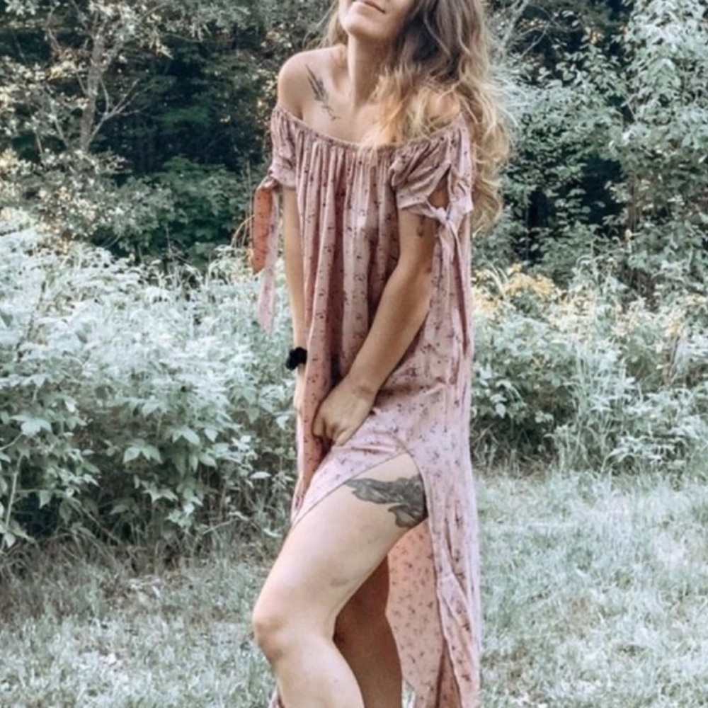 FLYNN SKYE - Dusty Pink Floral Off-Shoulder Maxi Dress